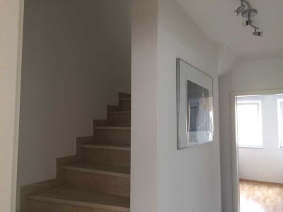 Ansprechende Doppelhaushälfte mit Dachterrasse mit geh. Innenausstattung und EBK in Straubing