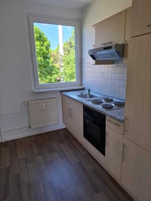 Schöne 3-Raum-Wohnung mit Balkon und Einbauküche im1. OG!