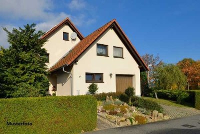 2-Familienhaus nebst 3 Garagen - provisionsfrei