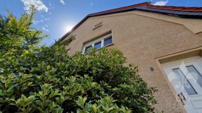 Altbauflair mit Perspektive: Doppelhaushälfte von 1909 in ruhiger Lage sucht neue Zukunft