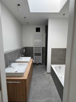Großzügige, lichtdurchflutete 3-Zimmer-Citywhg. m. 2 Balkonen (Penthouse) in sonniger, ruhiger Lage