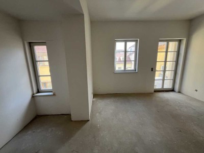 4-ZIMMER-WOHNUNG MIT INDIVIDUELLER FERTIGSTELLUNG UND DENKMALABSCHREIBUNG IN HISTORISCHEM GEBÄUDE
