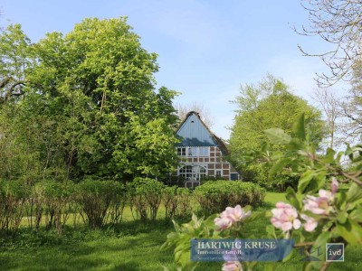 Romantik pur: Reetgedecktes Fachwerkhaus mit Teich in traumhafter Lage