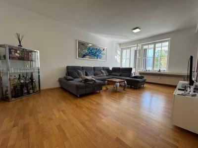 Derendorf: Wunderschöne, bezugsfreie 2-Zimmer-Wohnung mit Wintergarten + großen Sonnenbalkon
