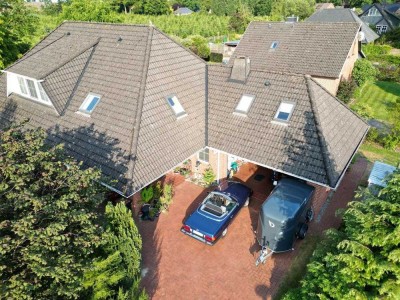RESERVIERT! Exklusiver großer moderner Walmdach Bungalow. 261 m2. 8 Zimmer. Einliegerwhg. möglich.