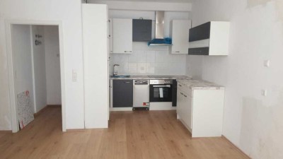 Vollständig renovierte Wohnung mit drei Zimmern sowie Balkon und EBK in Bad