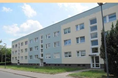 Preiswerte 3-Raum-Erdgeschosswohnung mit gehobener Innenausstattung mit Balkon in Bitterfeld