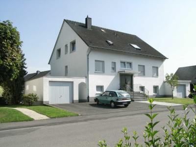 Schöne und modernisierte 4-Raum-Hochparterre-Wohnung mit Balkon in Lindlar