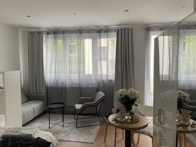 Moderne 1-Zi-Whg., voll möbliert, Balkon, EBK, Bad, WC, Waschmaschine in Ffm-Nied