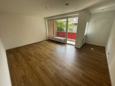 Tolle 4 Zimmer Wohnung mit Balkon, Gäste WC und Küchenzeile