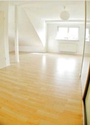 Schöne,  gemütliche, helle Dachgeschoss-Wohnung
