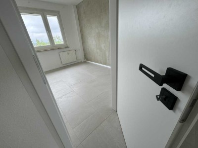 Modernisierte Wohnung mit zwei Zimmern sowie Balkon und Einbauküche in Zeithain