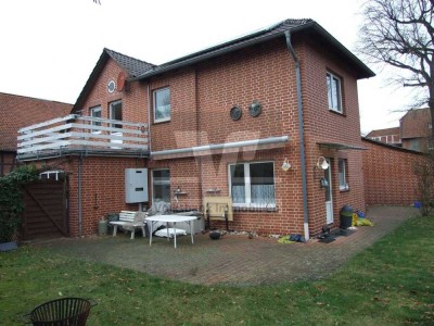 ***Solides Zweifamilienwohnhaus mit Photovoltaik-Anlage, Garage und parkartigem Grundstück***