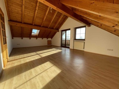 Ruhige 2-Zimmer-DG-Wohnung mit Fernblick, großem Westbalkon, Kellerraum & Einzelgaragee