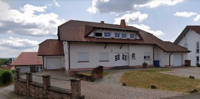 Ansprechende und vollständig renovierte 3-Raum-Terrassenwohnung mit EBK in Niedermohr