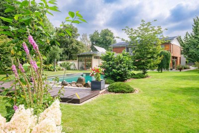 Traumhaftes Niedrigenergie-Galeriehaus mit Naturpool im Grünen