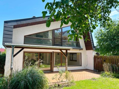 "Filderstadt: Rarität für 2 Generationen" Zweifamilienhaus mit besonderer Architektur und Garten