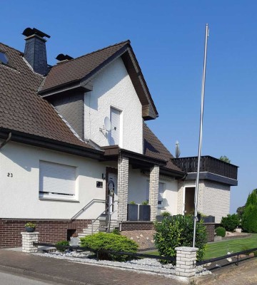Attraktives Einfamilienhaus mit großem Garten und 2 Garagen in Borgentreich