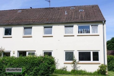 Mehrfamilienhaus mit 2 Garagen und Carports