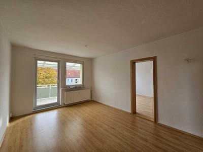 Mit STADIONBLICK - Lichtdurchflutete und gepflegte 2-Raumwohnung mit Balkon und Badewanne