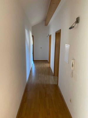 Großzügige Dachgeschoss Wohnung im Herzen von Hohenbrunn