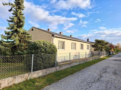 Felixdorf: Älteres Wohnhaus mit zwei Wohneinheiten und vielen Möglichkeiten (!) in toller Lage