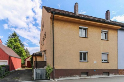 Doppelhaushälfte/Mehrgenerationenhaus mit idyllischem Garten und Garage mit Sanierungsstau