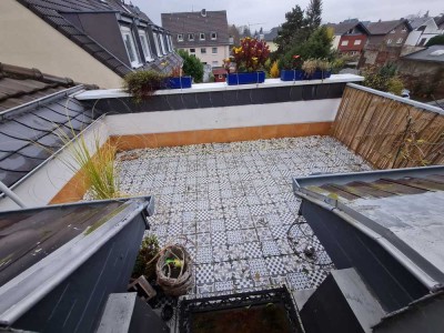 Helle Dachgeschosswohnung mit Dachterrasse in ruhigem Dreiparteienhaus