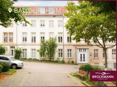 Wohnen hinter traditionsreicher Fassade: Elegante Altbauwohnung mit Loggia in bester Innenstadtlage