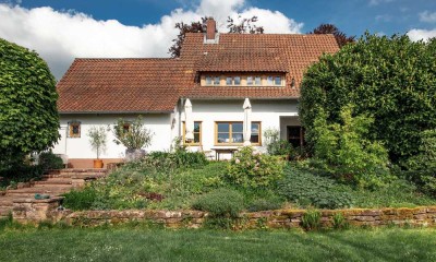 Sehr attraktives Wohnhaus mit Stil und idyllischem, großem Garten in beliebter, ruhiger Wohnlage