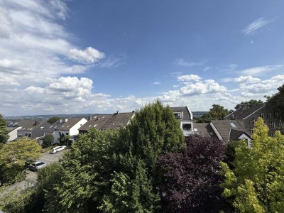 83 m², 3,5 Zimmer, Balkon mit Weitblick! Lichtdurchflutet, gepflegt, top Lage im 3. OG mit Aufzug