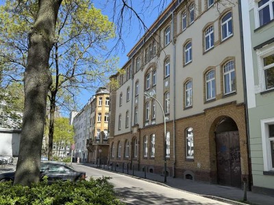 Wohnen Sie im denkmalgeschützten" Kronenhaus" Traumwohnung mit Sonnenbalkon und Einbauküche...