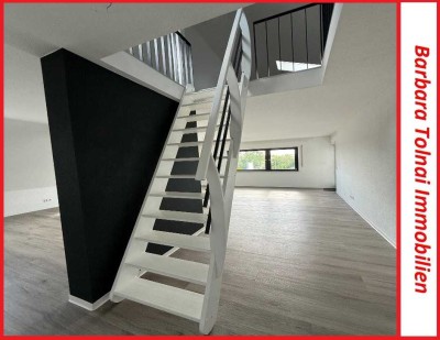 extravagante und helle 2,5 Zimmer-Dachgeschoss-Maisonette-Wohnung mit Balkon