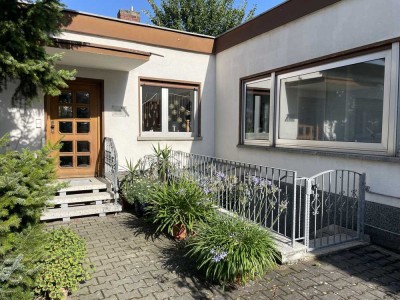 Günstige Gelegenheit: Flachdach Bungalow auf großzügigem Grundstück mit 3 Garagen