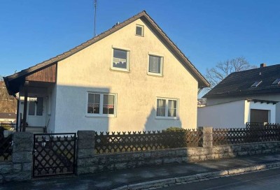 Zweifamilienhaus auf großzügigem Grundstück in Neunburg v. W.