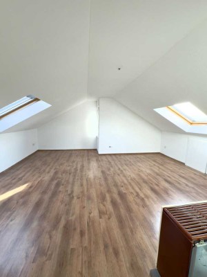 2 Zimmer Dachgeschoss Wohnung in ruhiger Wohnlage in Schozach/Ilsfeld, saniert, Einzug ab 01.12.2025