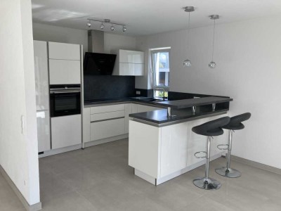 Exklusive, neuwertige 3,5 Zimmer Wohnung in sehr guter Wohnlage mit EBK, Garten, TG+Außenstellplatz