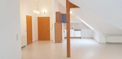 Schicke Dachgeschosswohnung mit Küche, Balkon, Stellplatz u Extras