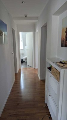 Stilvolle 3-Zimmer-EG-Wohnung mit Einbauküche und einer Terrasse zur Mitnutzung in Augsburg