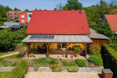 Mit Einbauküche, Fußbodenheizung, Pool u.v.m.: Voll ausgestattetes Einfamilienhaus in Altlandsberg