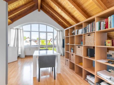 Möblierte, geschmackvolle 1-Zimmer-Dachgeschosswohnung mit EBK in Geretsried Gartenberg