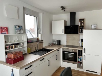 komplett möblierte, moderne neue Wohnung, zwei Zimmer, Balkon, TG, Aufzug