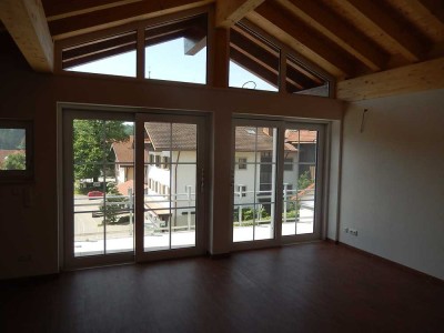 Stilvolle 2,5-Zimmer-DG-Wohnung mit gehobener Innenausstattung mit Balkon und EBK in Rettenberg