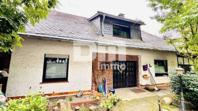 Ein- bis Zweifamilienhaus mit Einliegerwohnung, Garage + Carport in idyllischer Ortsrandlage