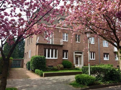 Sanierte Altbauwohnung mit Balkon & Einbauküche
