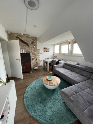 Geschmackvolle 3-Zimmer-DG-Wohnung mit gehobener Innenausstattung mit Balkon und EBK in Mainz