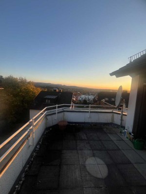 Helle 4-Zimmer-Dachgeschosswohnung in ruhiger Lage mit neuer Einbauküche, Garage & 2 Stellplätzen