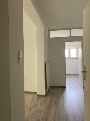 Einziehen und Wohlfühlen ! Renovierte 2-Zimmer-Wohnung mit Blick ins Grüne!
