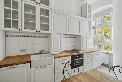 OWNR: Einziehen und Wohlfühlen – Renoviert und mit Küche! Elegantes Altbauflair in Bestlage