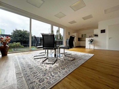 Dein Zuhause. Modern. Viel Licht. Offen.
3 große Zimmer auf 128 m². Mit Terrasse
und eigener Garag